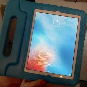 Apple IPad 2 with case and charger